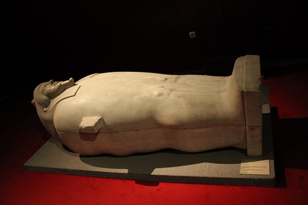 024-Антропоидный саркофаг мужчины в греческом стиле